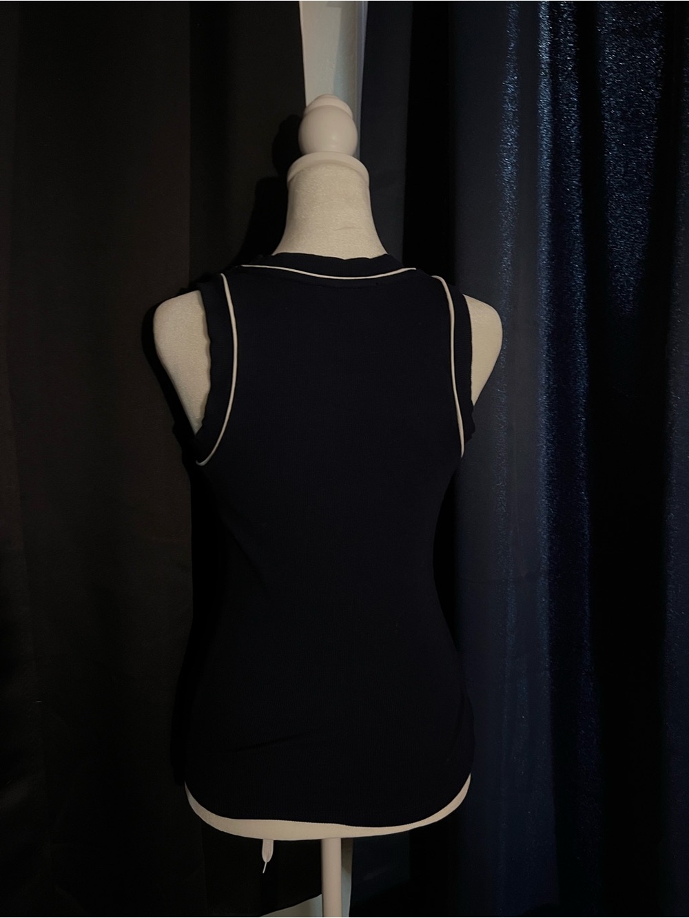 Tahari Navy Ribbed Sleeveless Knit Top with White Contrast Trim – Size Medium - Picture 4 of 6